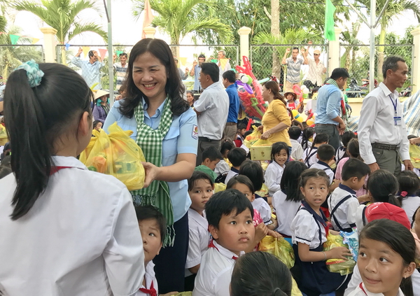 Đồng chí Hoàng Tú Anh - Phó Chủ tịch Hội đồng Đội trung ương, Giám đốc Trung tâm Hỗ trợ và phát triển thiếu nhi Việt Nam tặng quà cho các em thiếu nhi